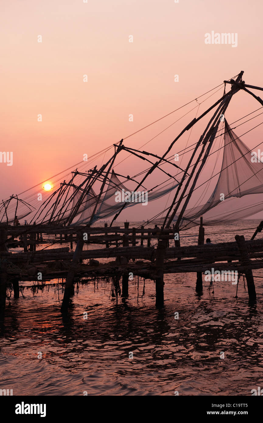 Reihe von chinesischen Fischernetze im Meer, Kochi, Kerala, Indien Stockfoto