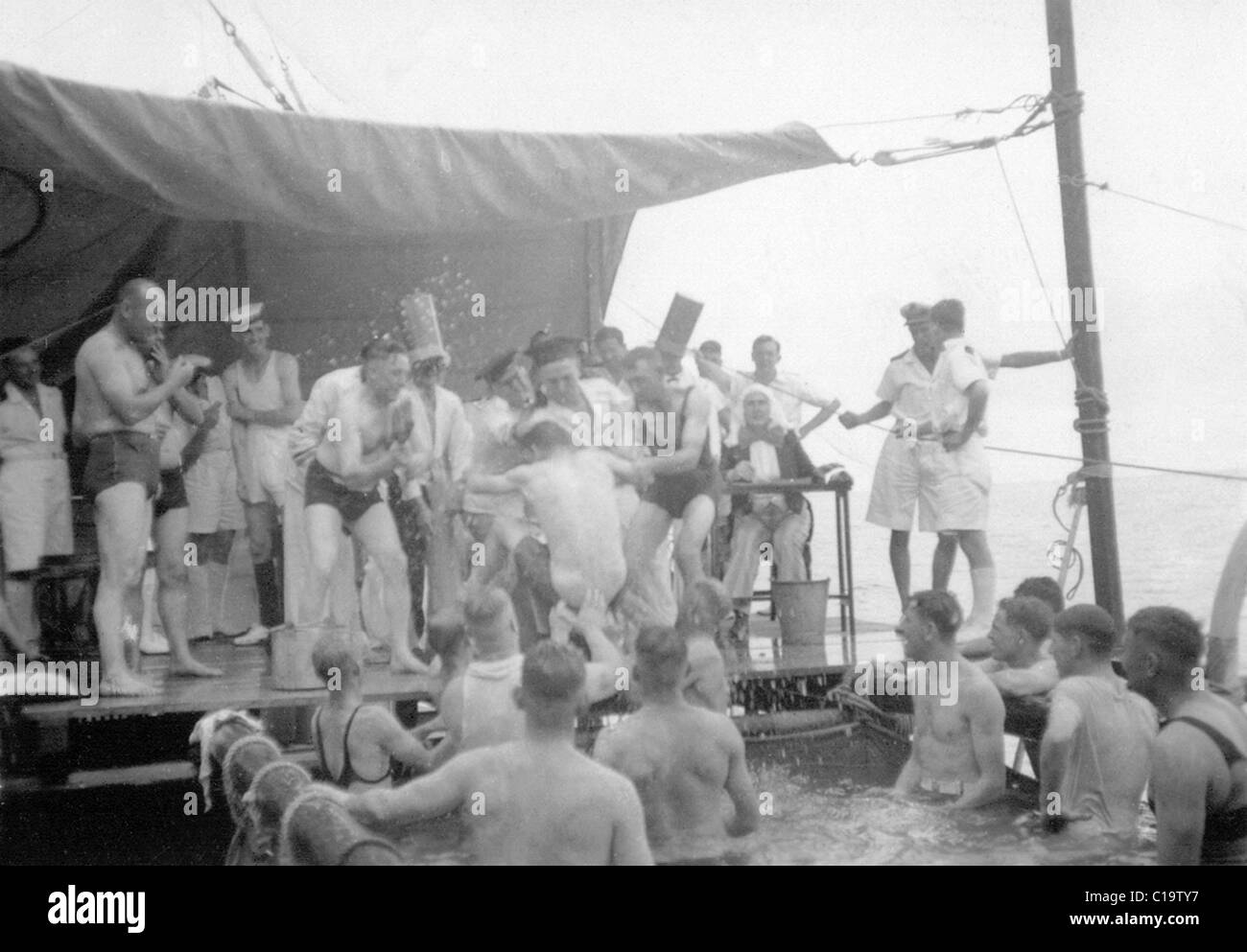 Überqueren der Linie Feier HMS Adventure überquert den Äquator 1936 / 37 Stockfoto