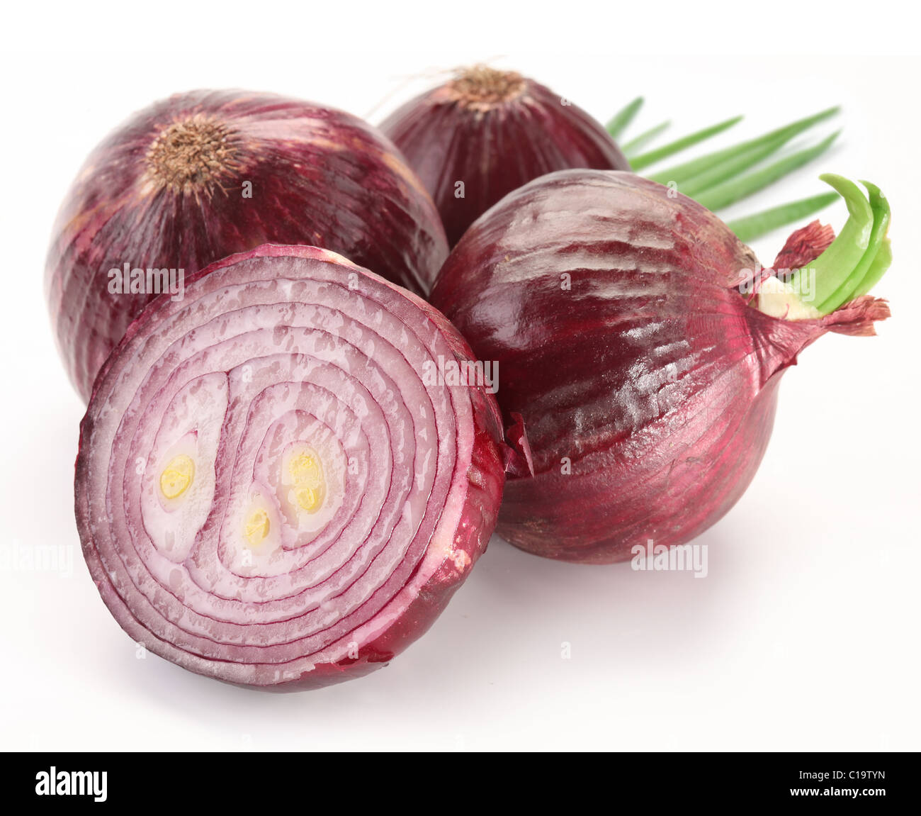 Birnen mit roten Zwiebeln mit grünen Blättern auf einem weißen Hintergrund. Stockfoto