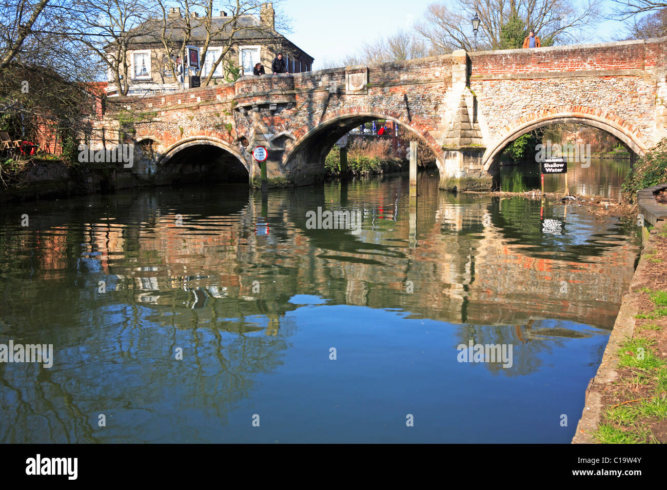 Bischöfe Brücke mit Reflexionen in den Fluss Wensum in Norwich, Norfolk, England, Vereinigtes Königreich. Stockfoto