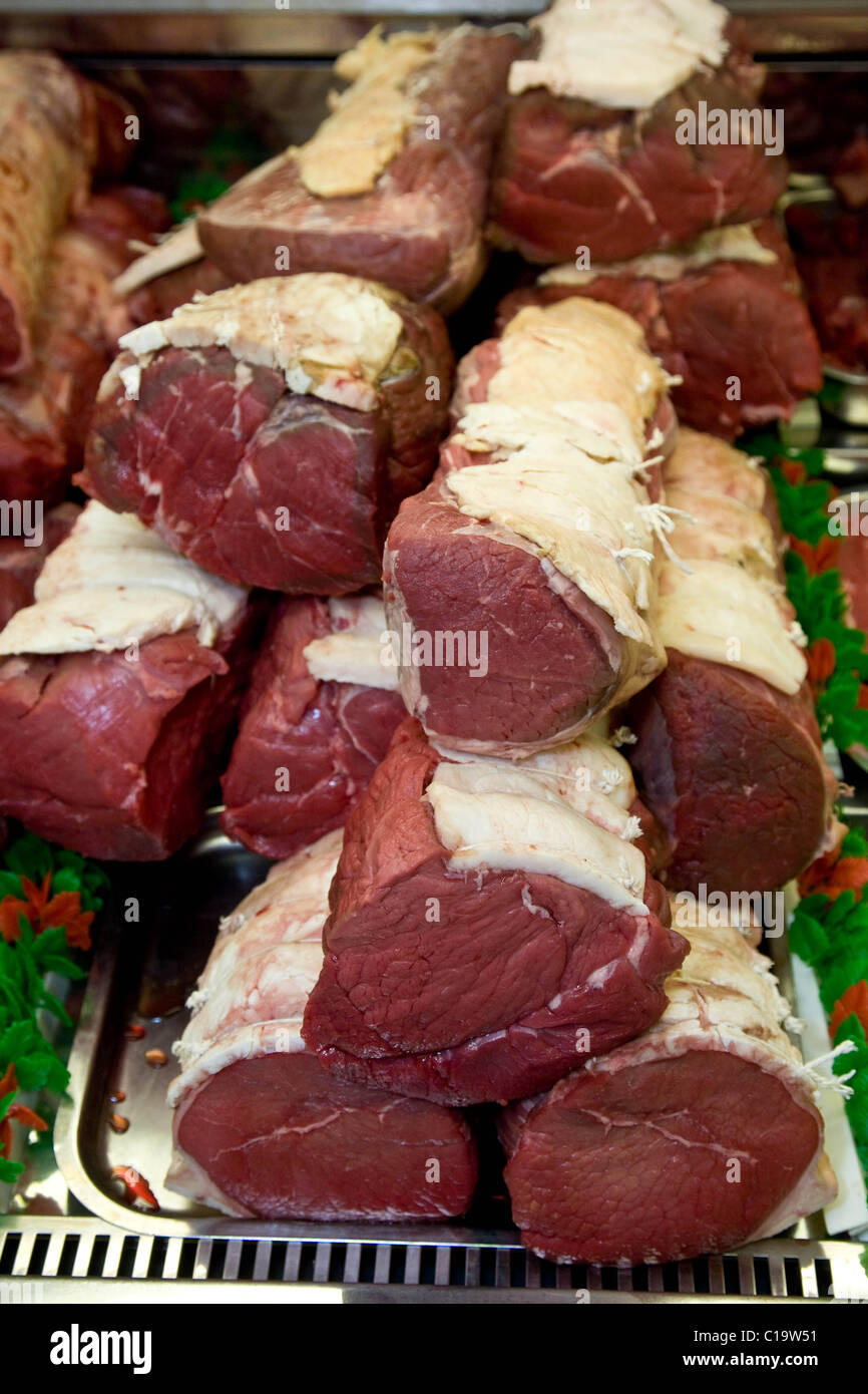 Gelenke von Rindfleisch auf dem Display in einem Metzger-shop Stockfoto