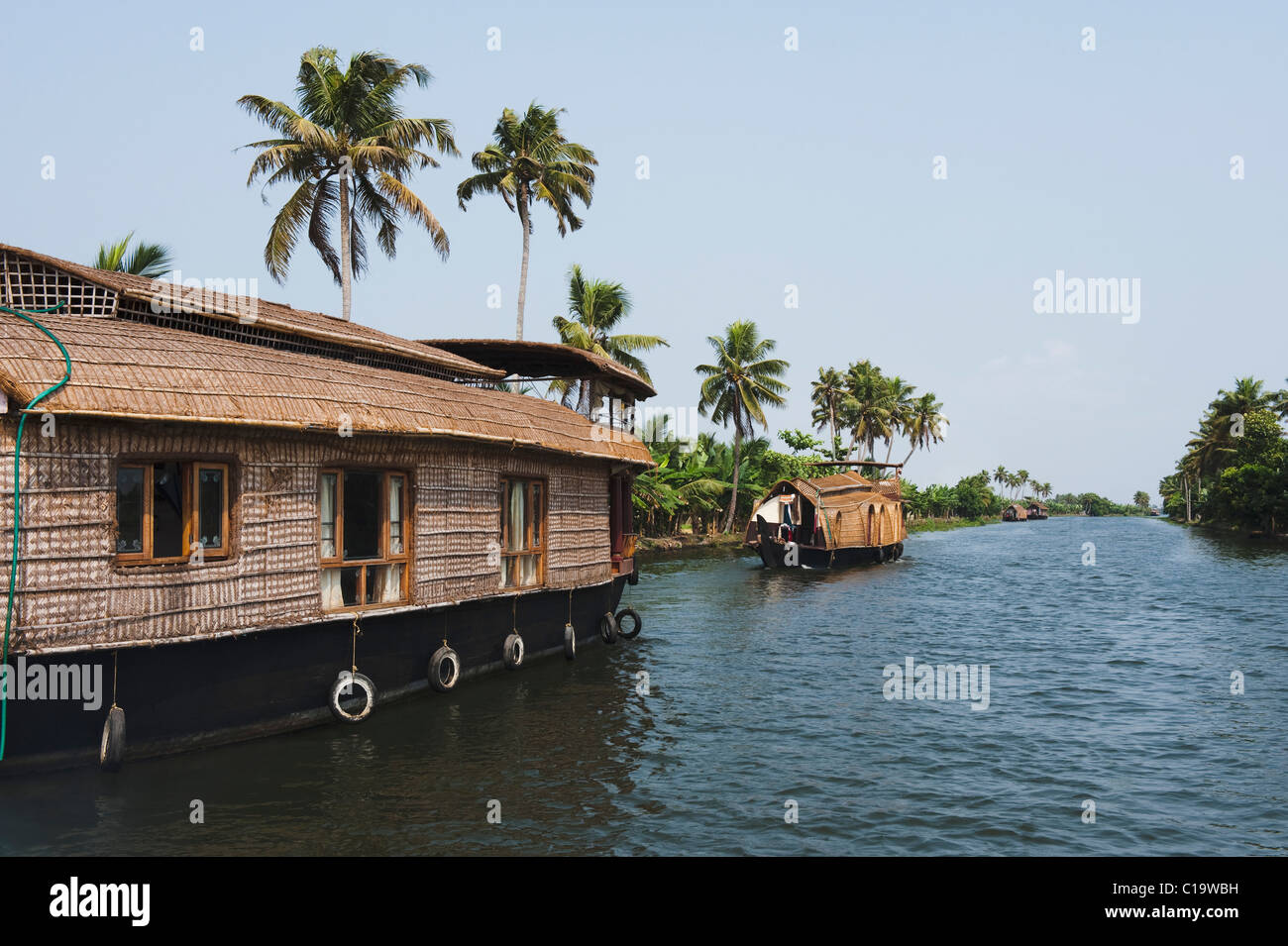 Hausboote in einer Lagune, Kerala Backwaters, Alleppey, Alappuzha Bezirk, Kerala, Indien Stockfoto