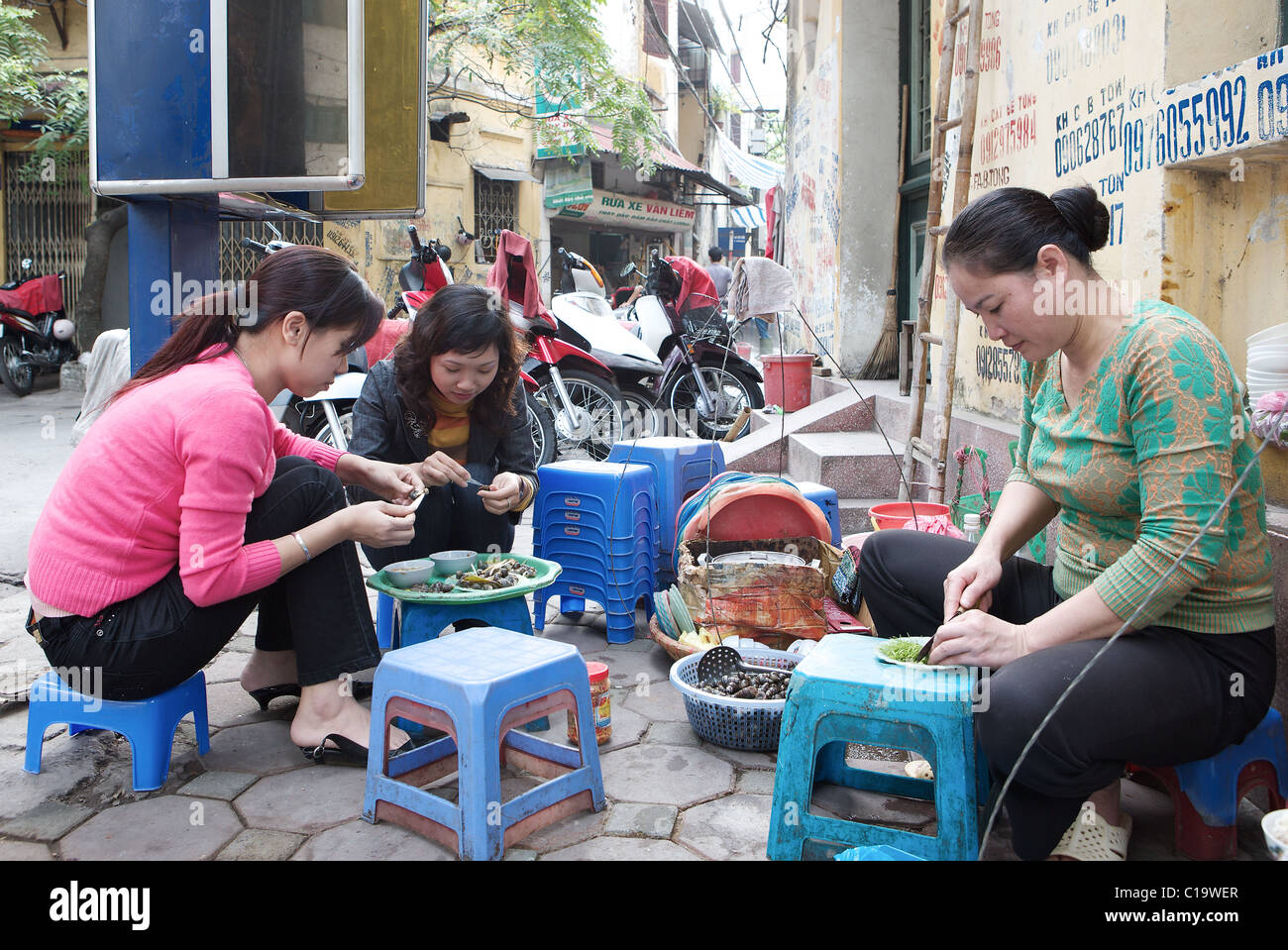 Snacks auf den Straßen von Hanoi, Vietnam Stockfoto