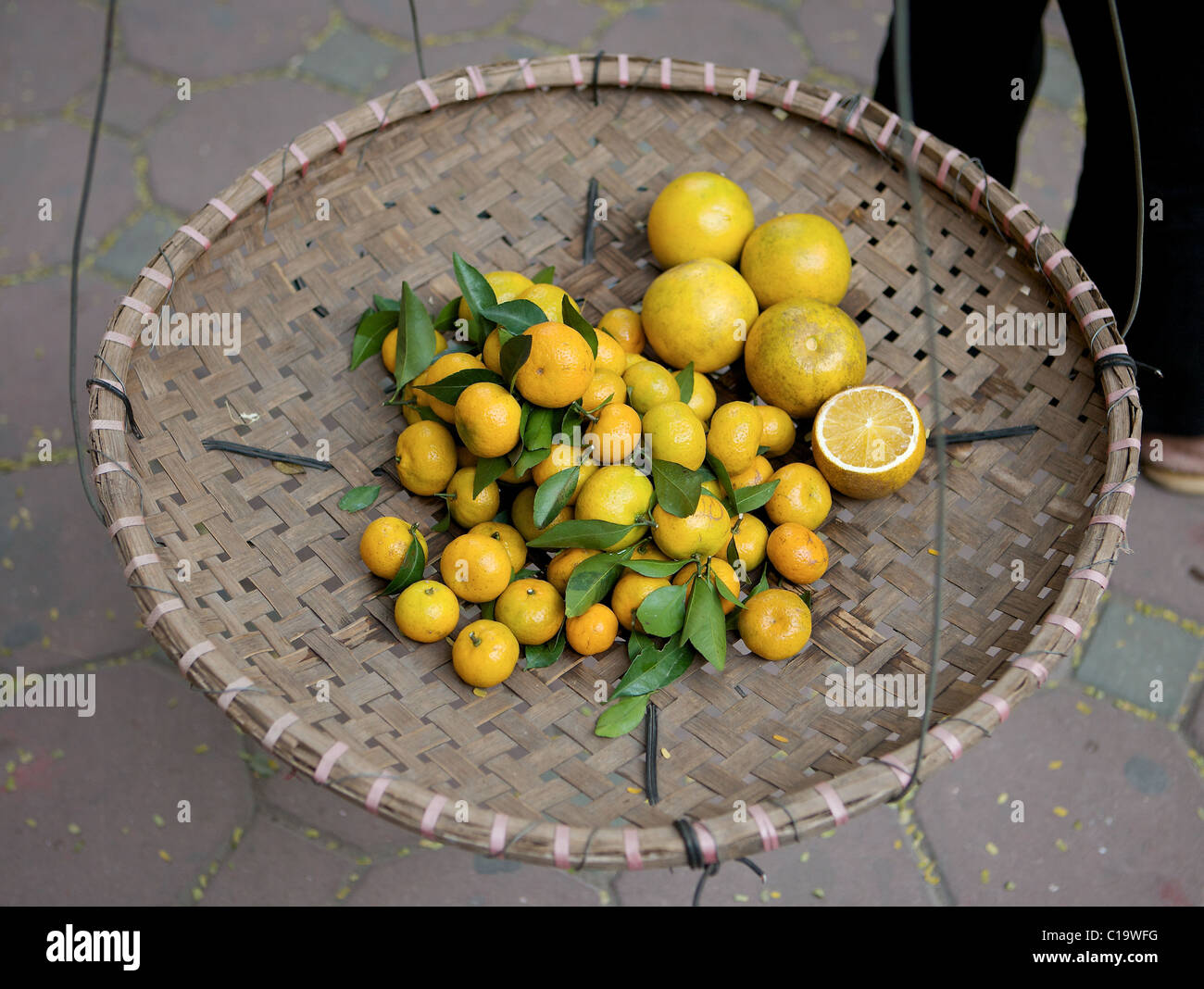 Frische Orangen für den Verkauf von traditionellen Joch Träger, Hanoi, Vietnam Stockfoto