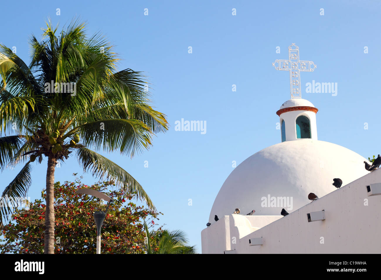 Playa del Carmen weiße mexikanischen Kirche Bögen Glockenturm Riviera Maya Stockfoto