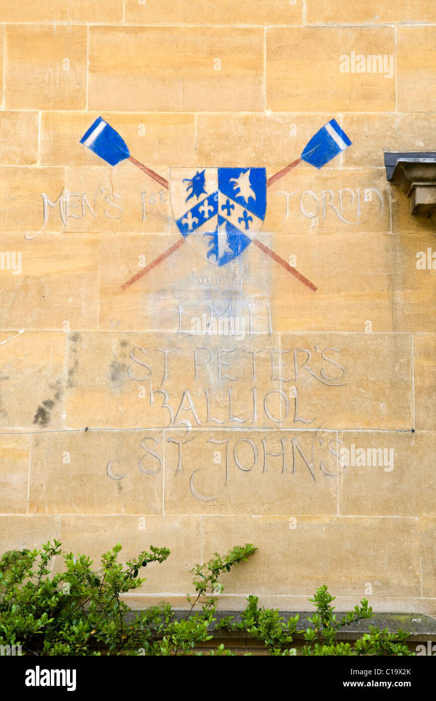 Gemalte Wappen Rudern auf Oxford College Wand Stockfoto