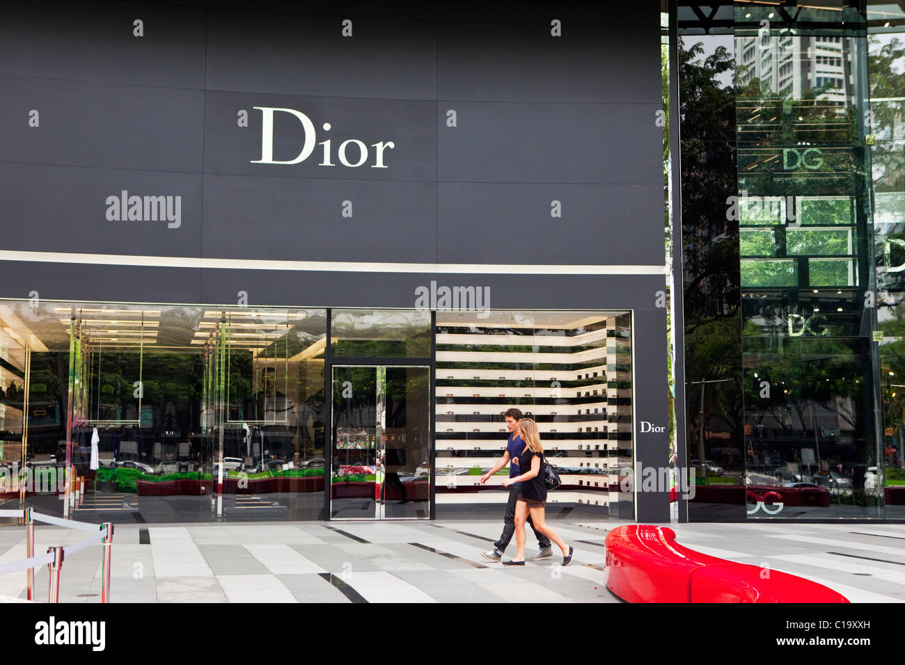Paar Einkaufen bei ION Orchard Mall, in der beliebten shopping District der Orchard Road, Singapur Stockfoto