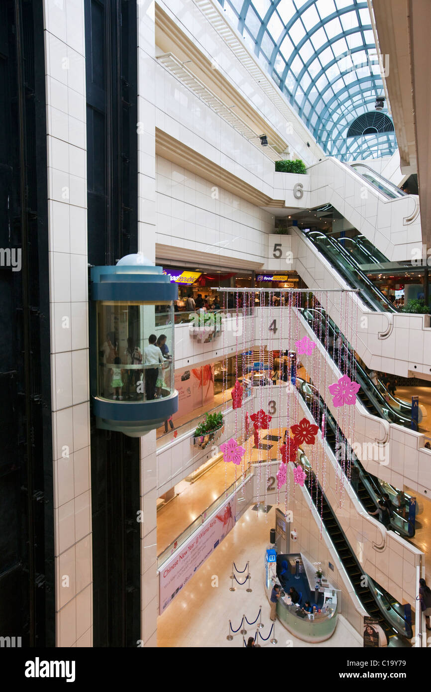 Innenraum des Einkaufszentrums Wisma Atria, Orchard Road, Singapur Stockfoto