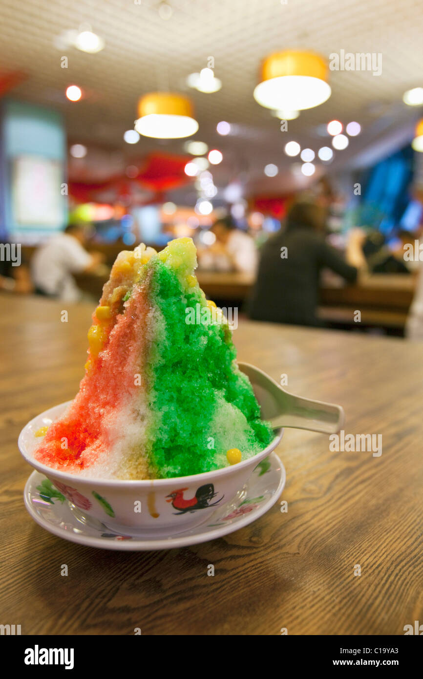 Ais Kacang oder Ice Kacang - ein beliebtes rasiert Eis Dessert, Singapur Stockfoto
