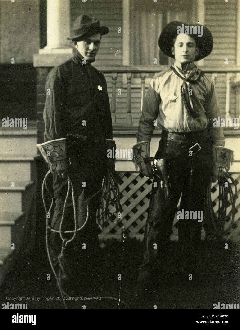 Kavalleristen als Cowboys mit Peitschen 1910er Jahre Mann veteran Polizei Sheriff verkleidet Stockfoto