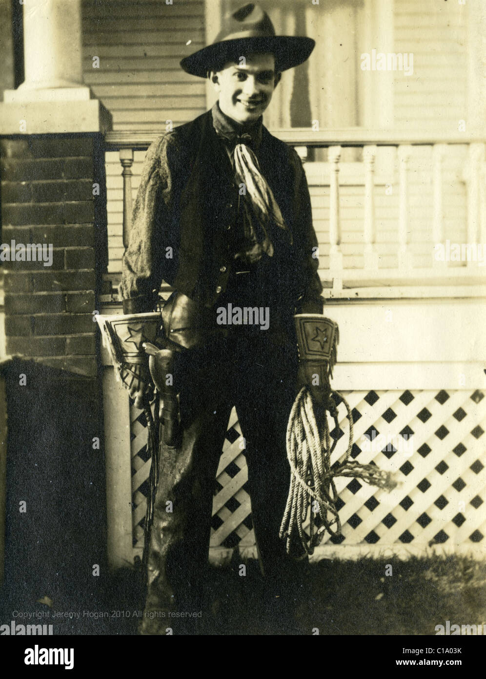 Kavallerist verkleidet als Cowboy mit Peitschen 1910er Jahre Mann veteran Polizei sheriff Stockfoto