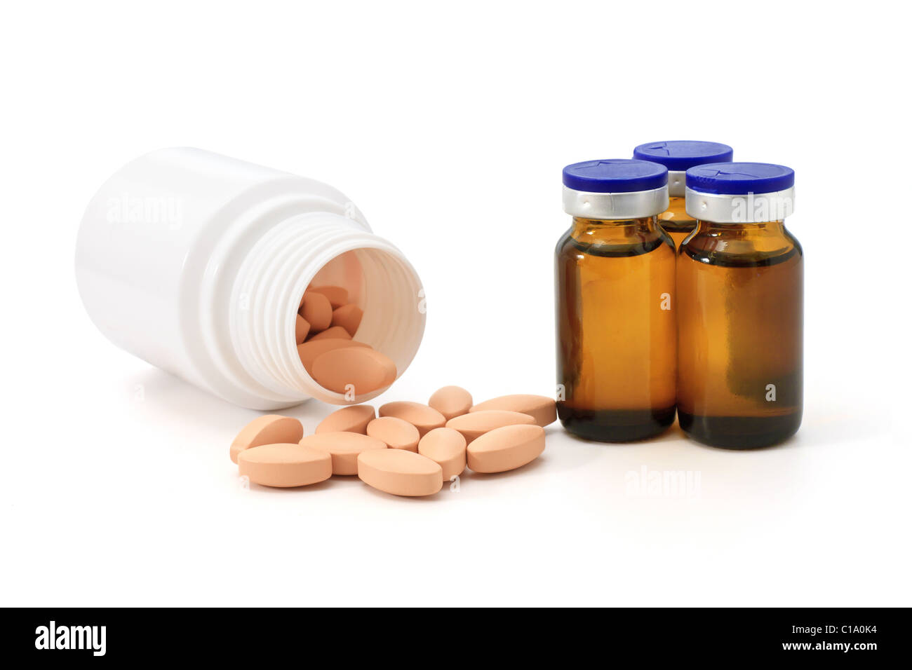 Medizin-Flaschen und Pillen auf weißem Hintergrund Stockfoto