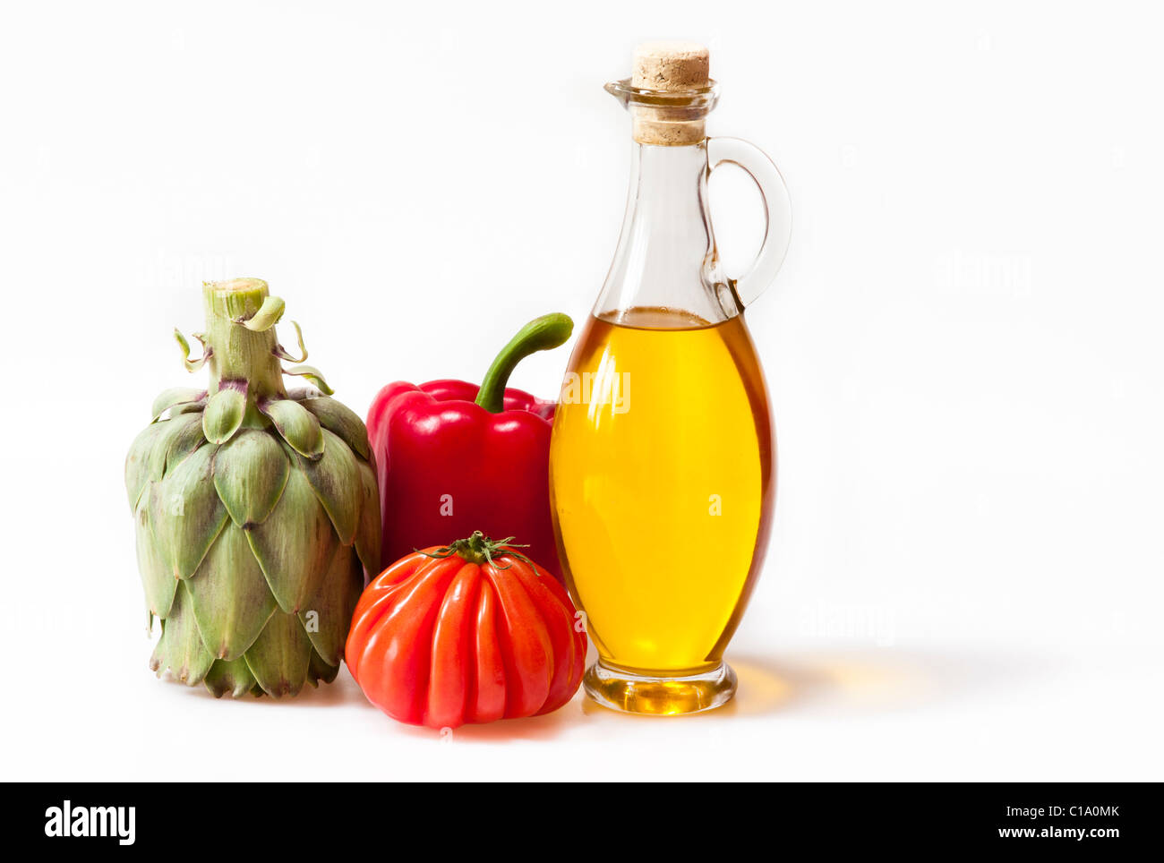 Goldene Olivenöl, Rindfleisch-Tomaten, Paprika & Artischocke auf weißem Hintergrund Stockfoto