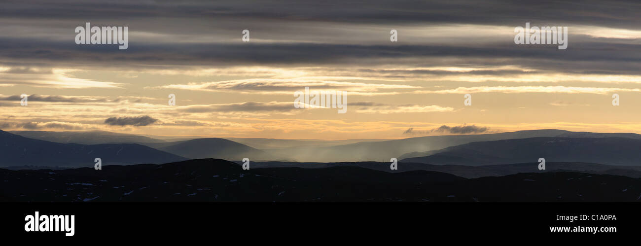 Silhouette Schichten von Nebel Berge und Cloud im englischen Lake District Stockfoto