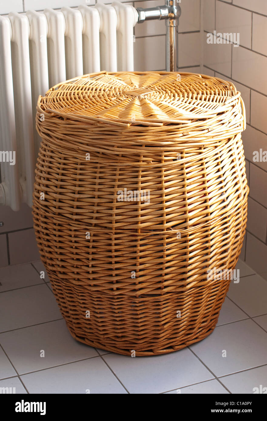 ein Weidenkorb Wäsche in ein gefliestes Badezimmer Stockfotografie - Alamy