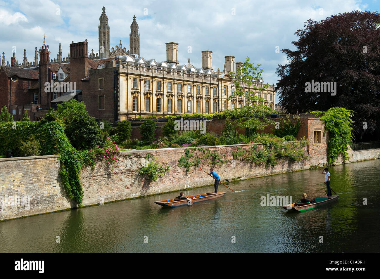 Touristen auf dem Rücken, Cambridge Stechkahn fahren Stockfoto