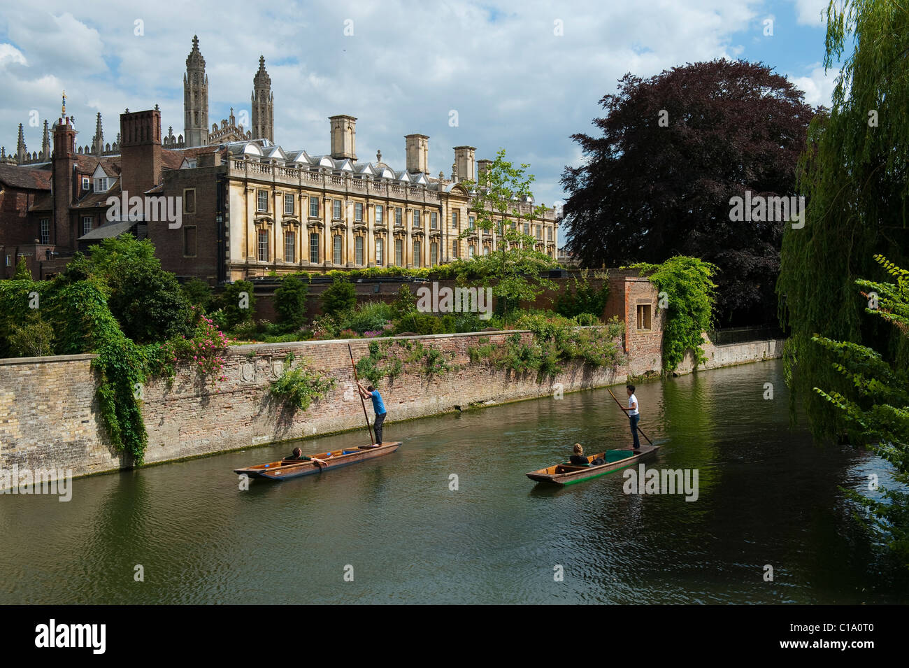 Touristen auf dem Rücken, Cambridge Stechkahn fahren Stockfoto