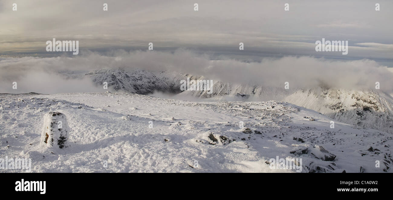 Gipfel der Scafell Pike im Winter im englischen Lake District Stockfoto