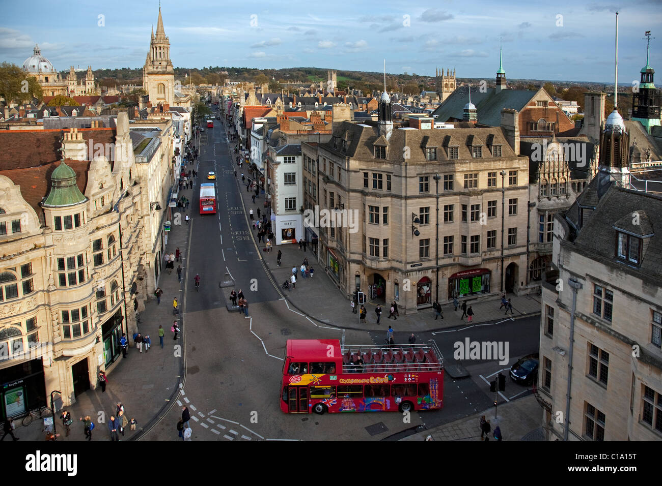 Blick über High Street in Oxford Stadt, Oxfordshire, England, UK Stockfoto