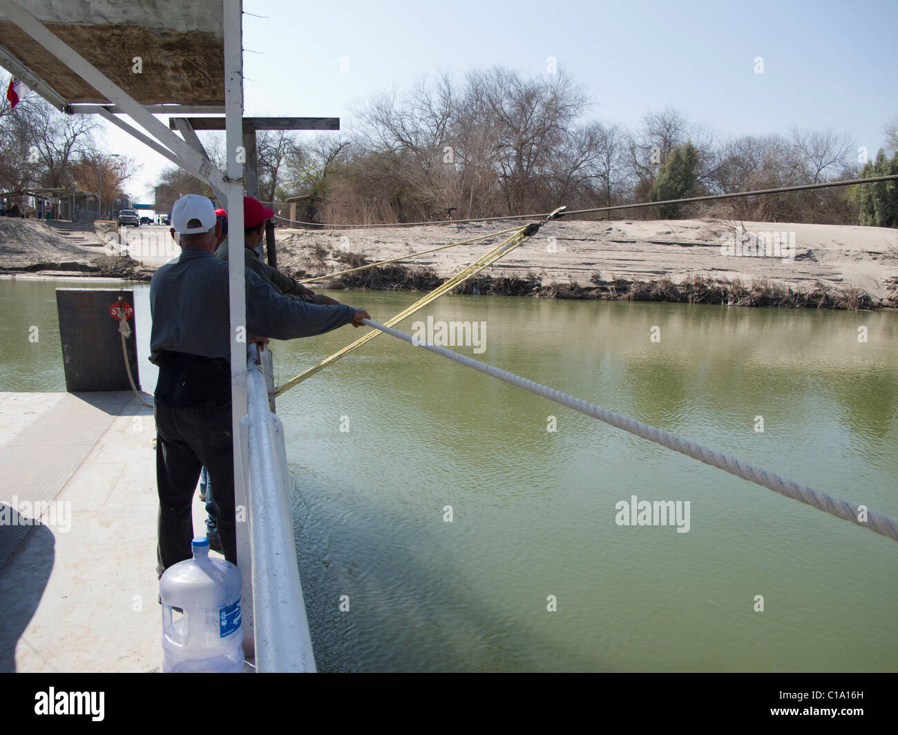 Hand gezogen Fähre über den Fluss Rio Grande aus Los Ebanos, TX, USA in Mexiko. Stockfoto