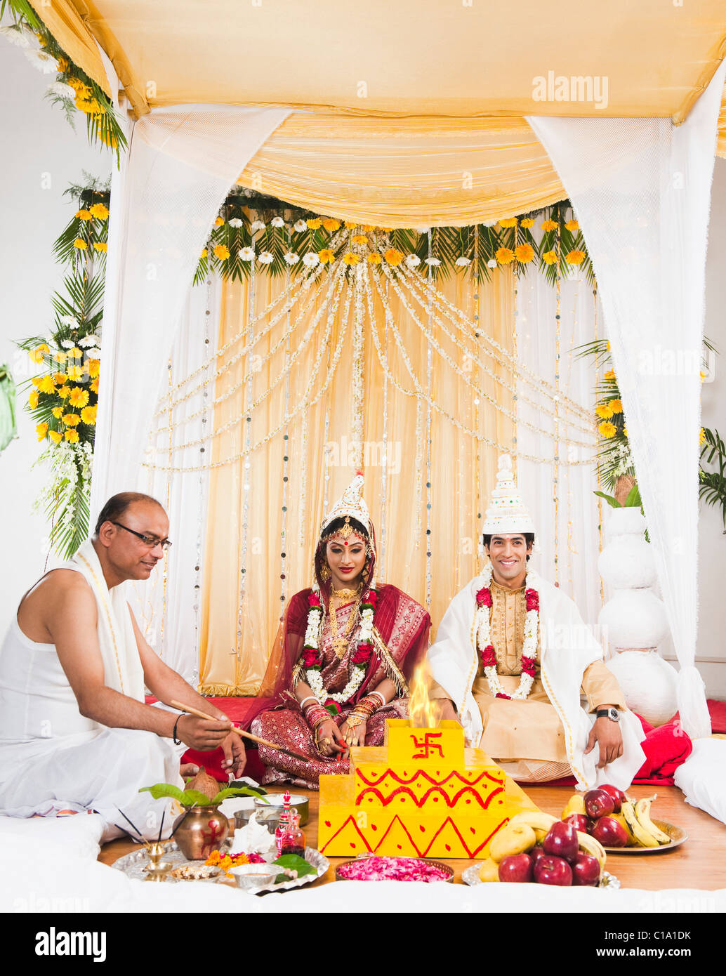 Priester, die Durchführung von religiösen Zeremonie in Bengali Hochzeit Stockfoto