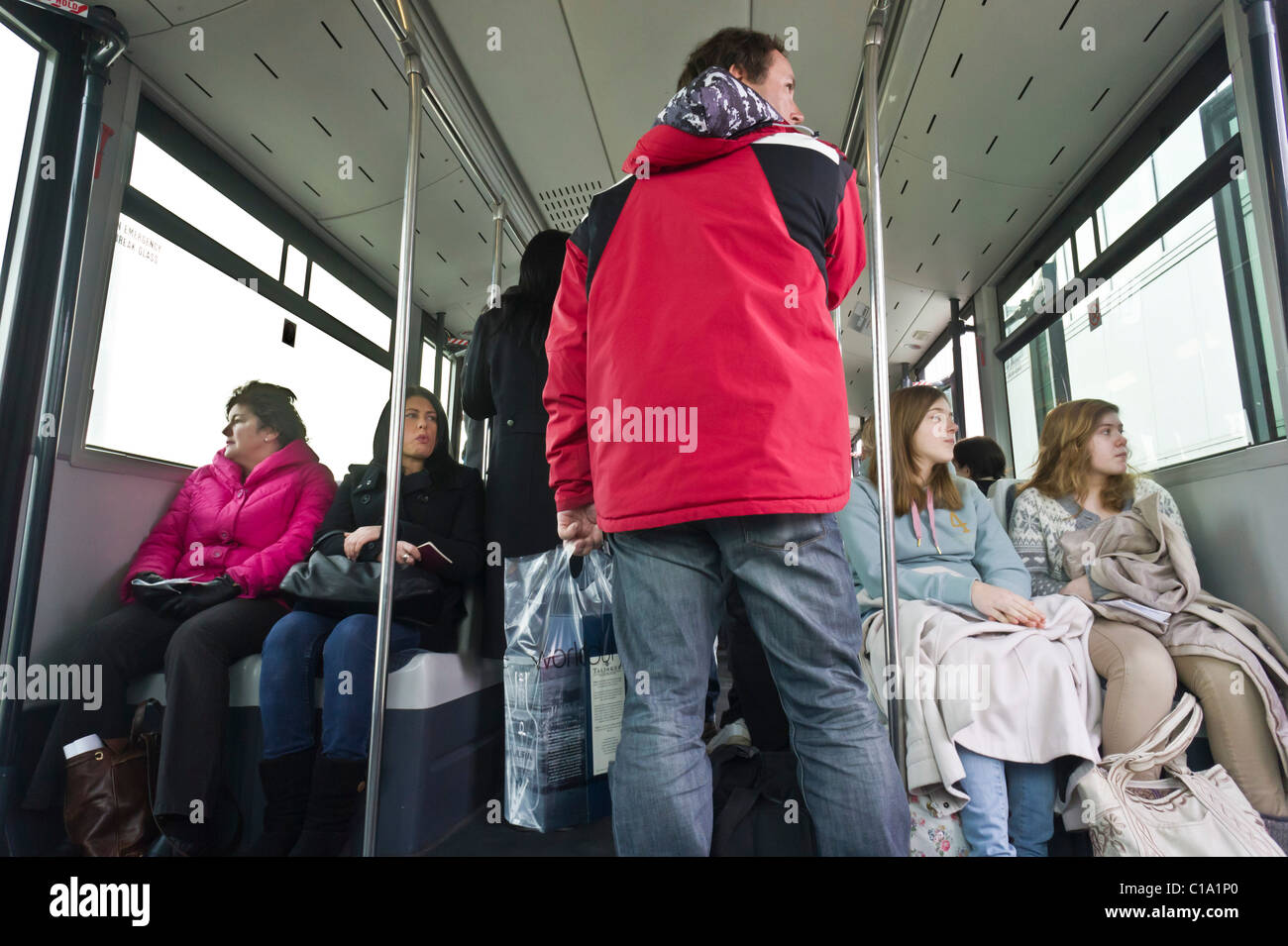 Flughafen-Bus die Passagiere zum Flugzeug, Flughafen Edinburgh, Schottland Stockfoto