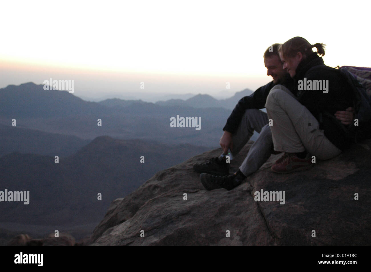 Paar genießt den Sonnenaufgang auf biblischen Berg Moses mit der spektakulären Aussicht auf die Berge des Sinai Stockfoto