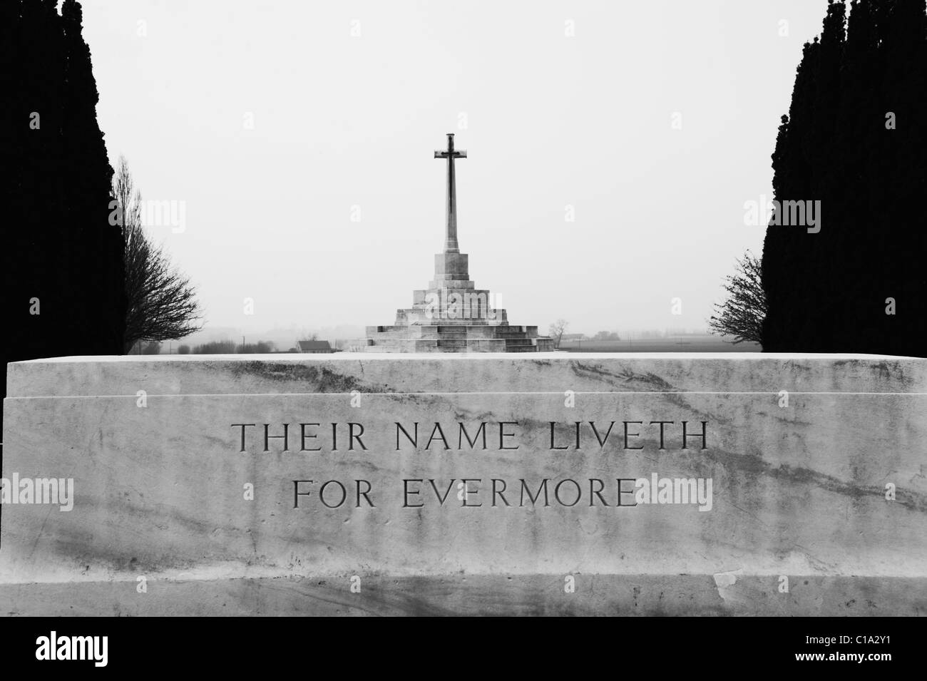 Ihr Name lebt für Evermore, schwarz / weiß Foto von Tyne Cot Friedhof Memorial Stockfoto