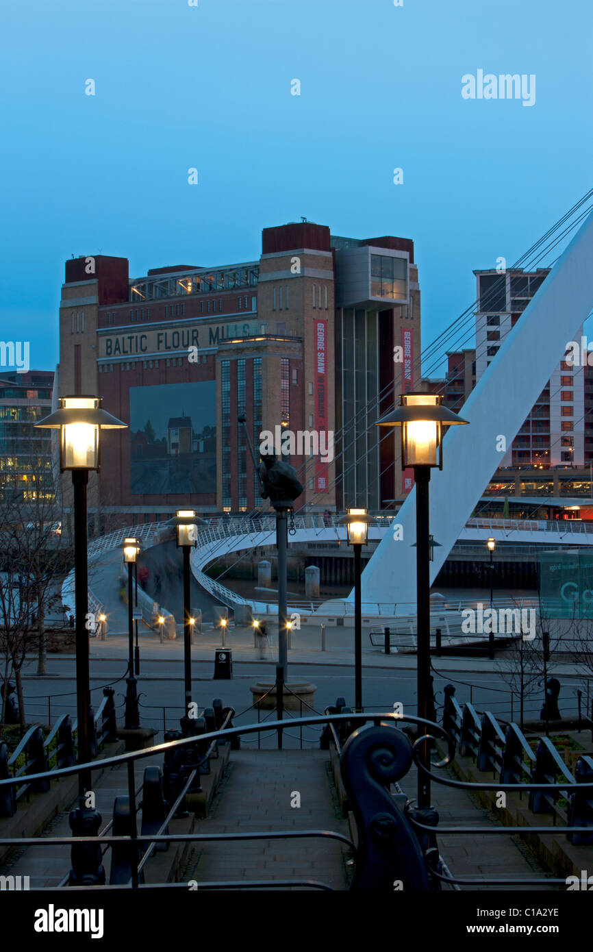 Eine Dämmerung Ansicht des BALTIC Centre for Contemporary Arts auf Newcastle Gateshead Kai und Gateshead Millennium Bridge Stockfoto