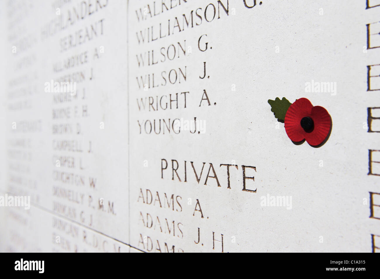 Menin Gate Memorial auf die fehlende mit Mohn im Vordergrund Stockfoto