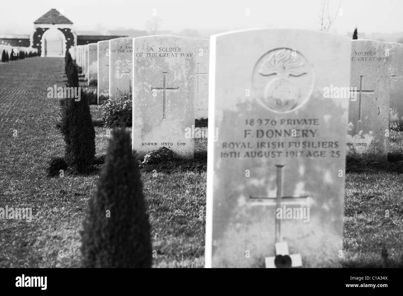 schwarze und weiße Bewegtbild der Kriegsgräber auf dem Tyne Cot Cemetery in Belgien Stockfoto