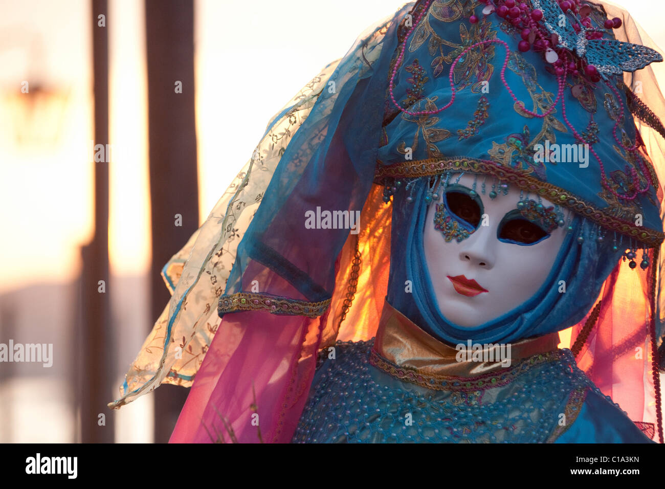 Ein Modell in Maske und Kostüm bei Sonnenaufgang, der Karneval von Venedig, Venedig, Italien Stockfoto