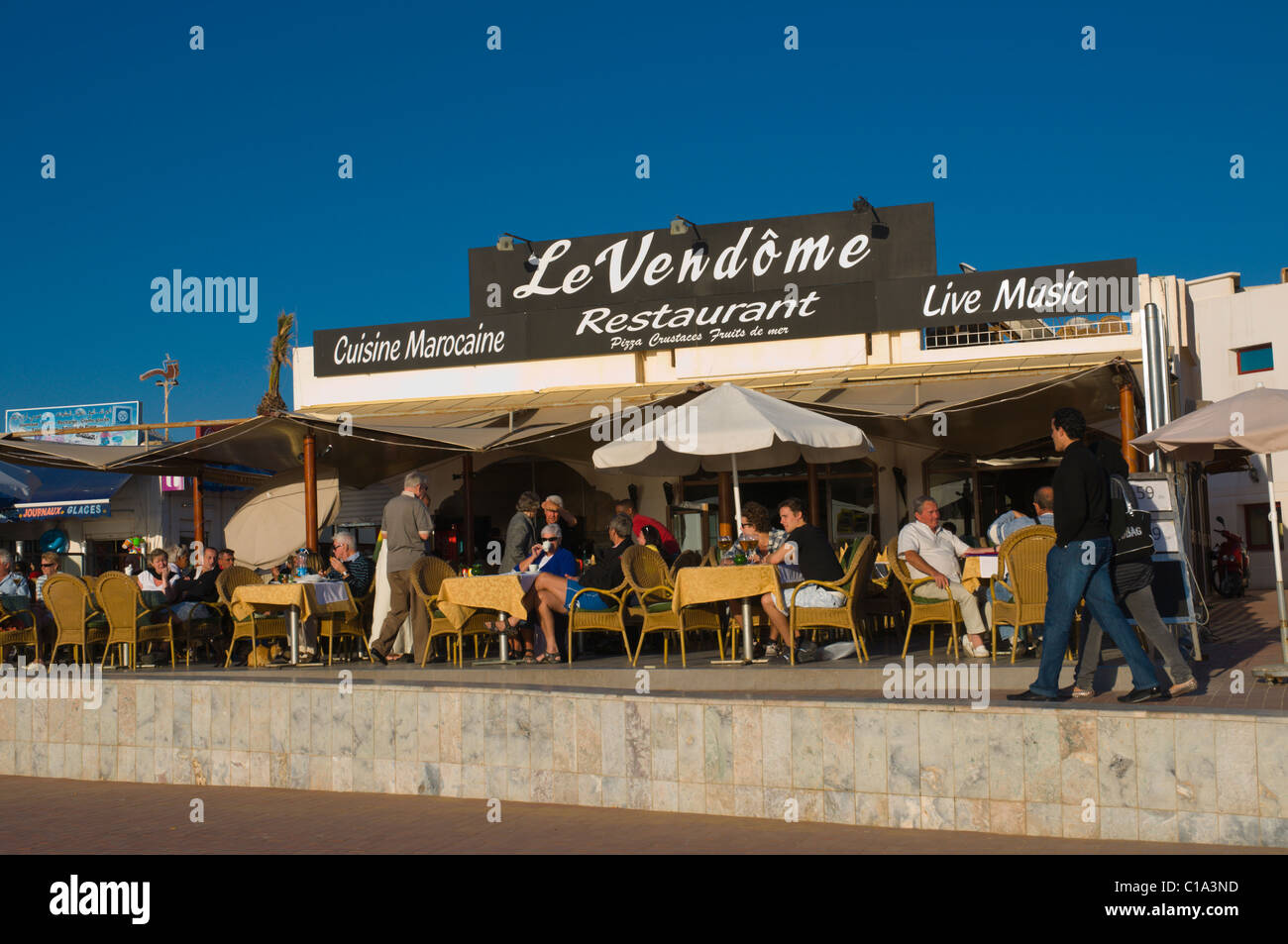 Le Vendome-Restaurant-Bar am Strand Agadir Souss südlichen Marokko  Nordwestafrika Stockfotografie - Alamy