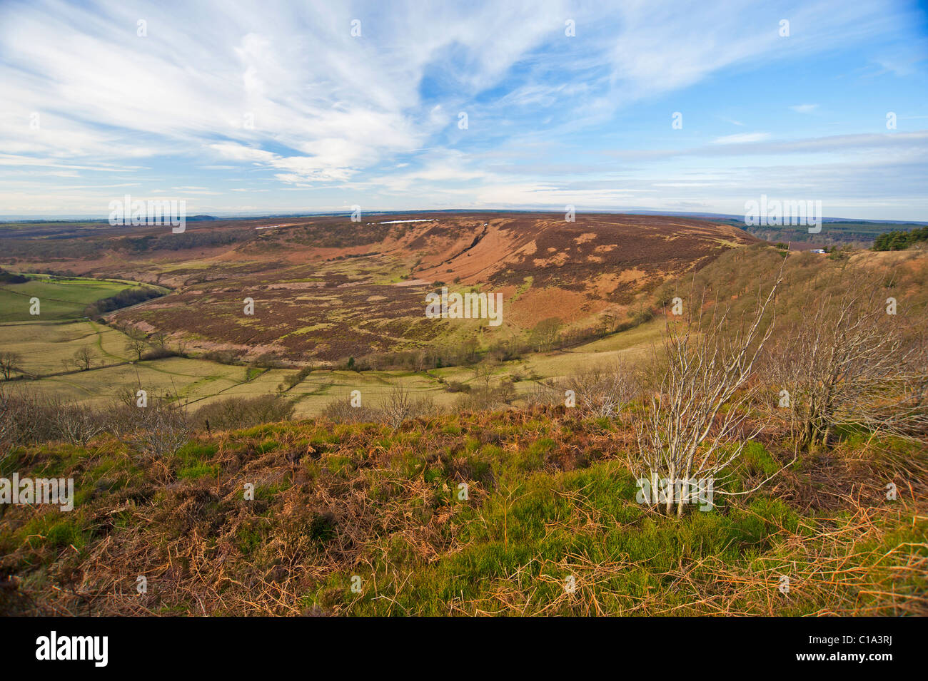 Blick über ein Tal in der englischen Landschaft mit bewölktem Himmel Stockfoto