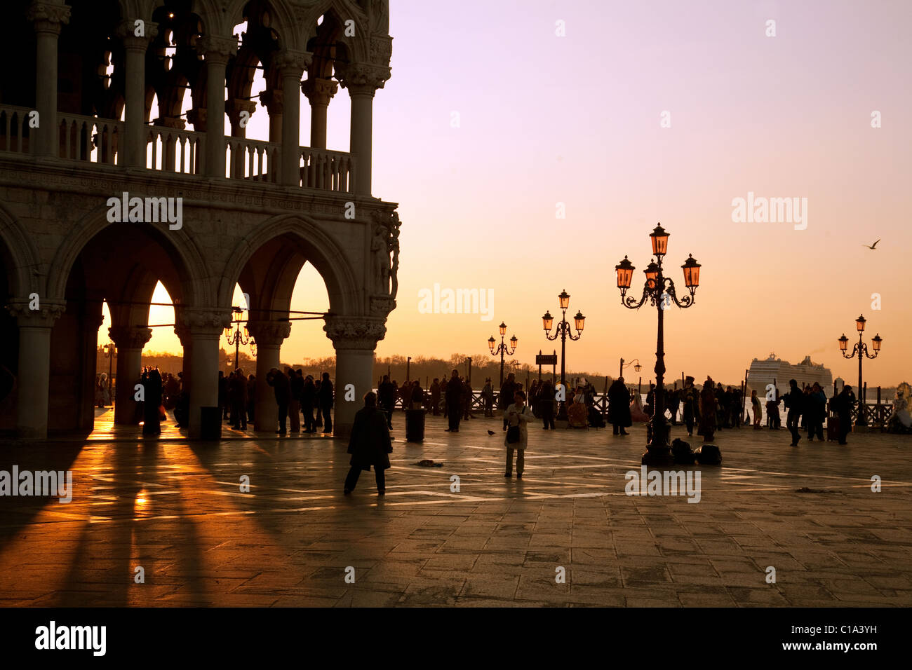 Sonnenaufgang, St. Marks Platz, Venedig Italien, während Fasnachtswoche Stockfoto