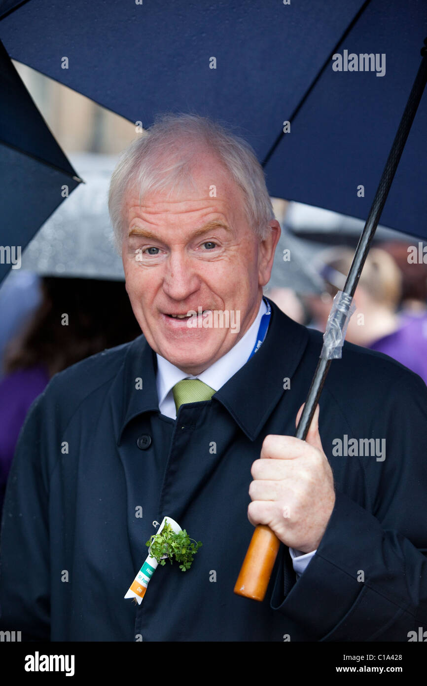 LONDON, ENGLAND - St. Patricks Day Festival und Parade in London, irische Minister Jimmy Deenihan Stockfoto