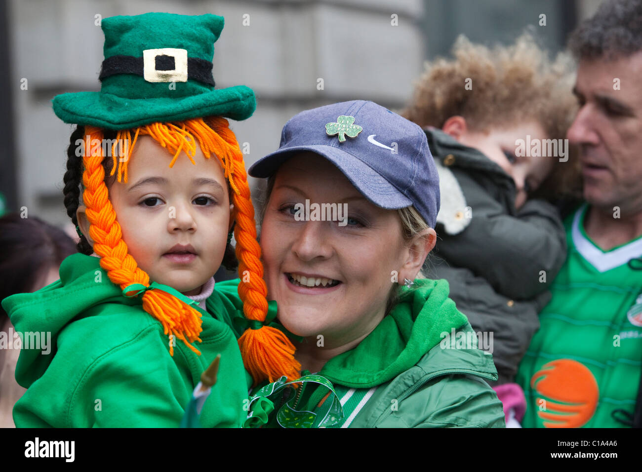 LONDON, ENGLAND - St. Patricks Day Festival und Parade in London, Zuschauer bei der parade Stockfoto