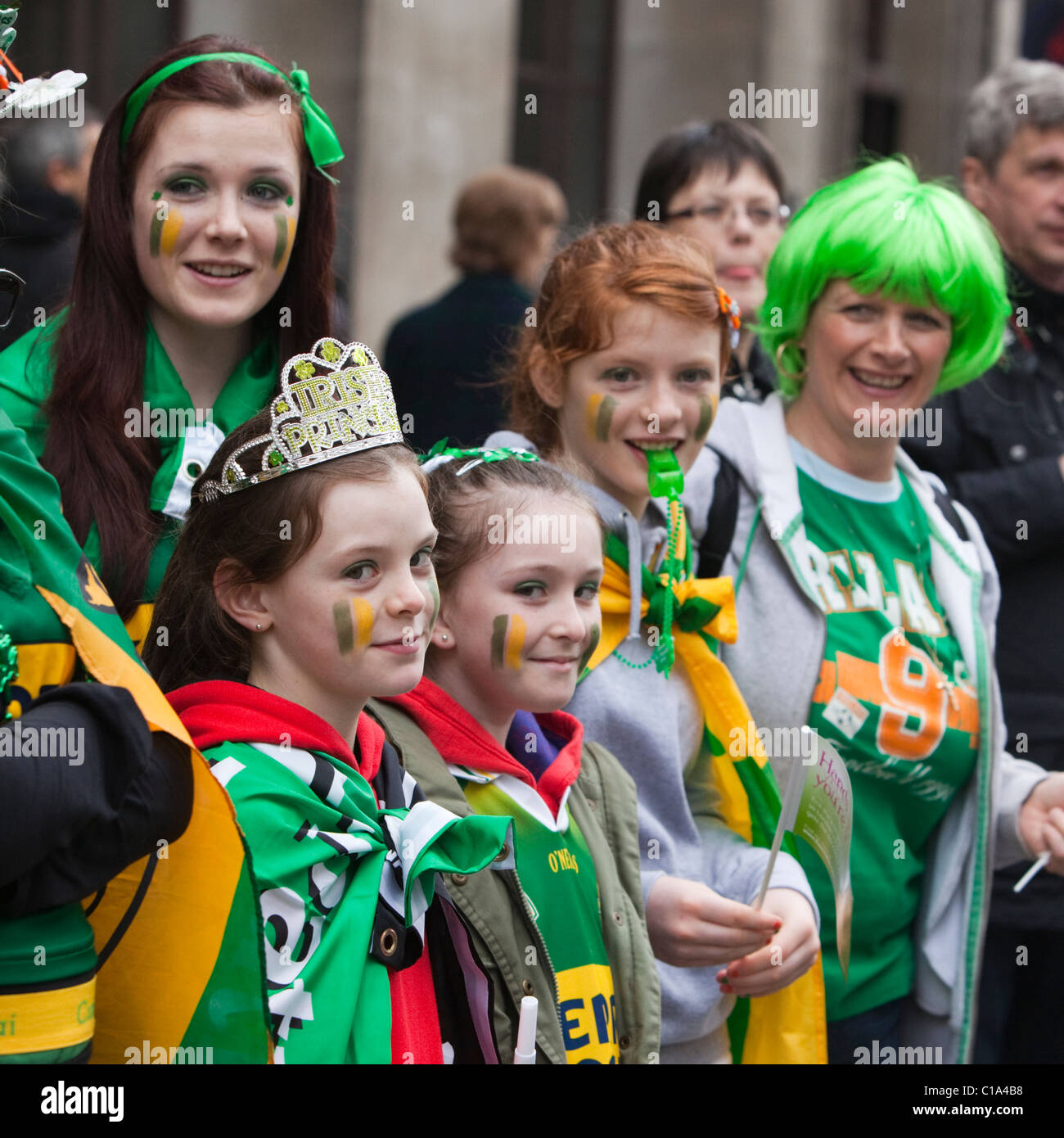 LONDON, ENGLAND - St. Patricks Day Festival und Parade in London, Zuschauer bei der parade Stockfoto