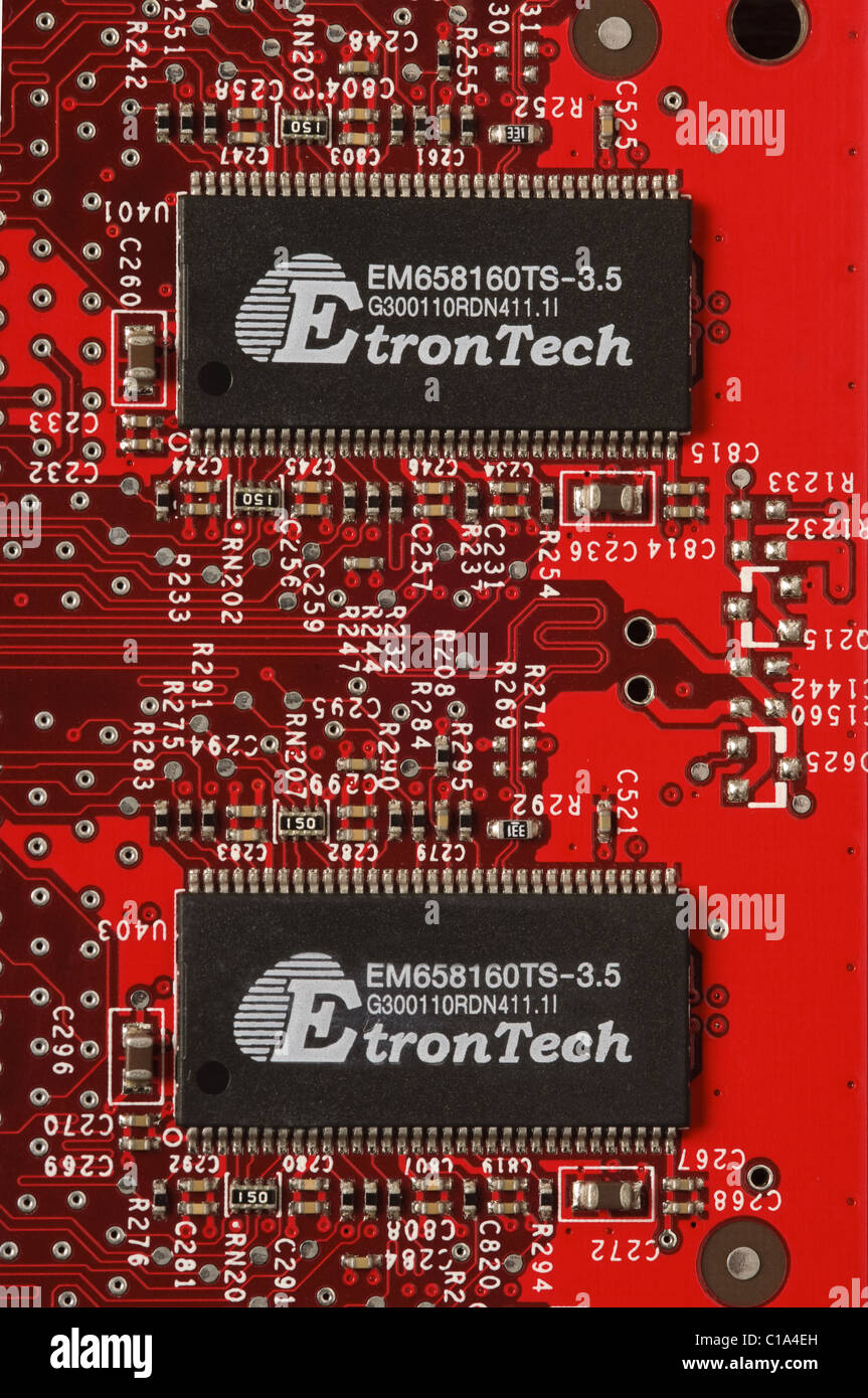 Twin Etron Tech DDR synchrones DRAM- oder SDRAM - auf der Platine Printec einer Gainward Grafikkarte Stockfoto