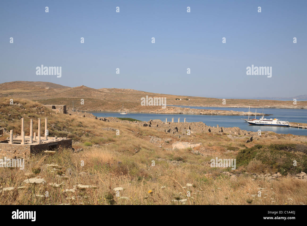 Blick von Heiliger Hafen und Haus von Hermes, unteren Hänge von Mt Kythnos, Delos, Kykladen, Griechenland Stockfoto