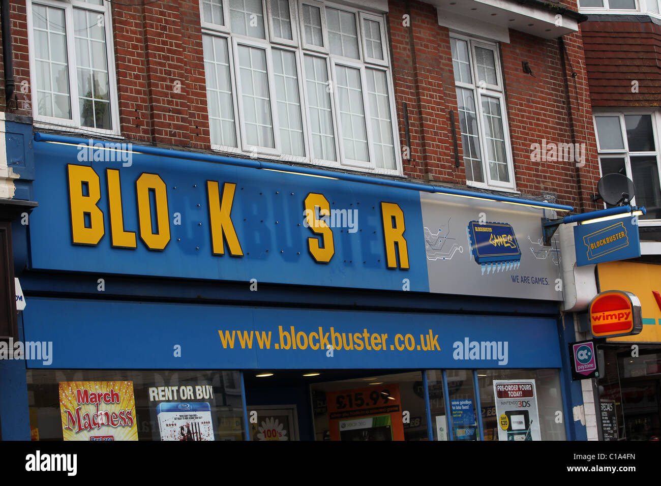 Ein Blockbuster-Geschäft in Littlehampton, West Sussex, UK mit fehlenden Buchstaben aus dem Logo. Stockfoto