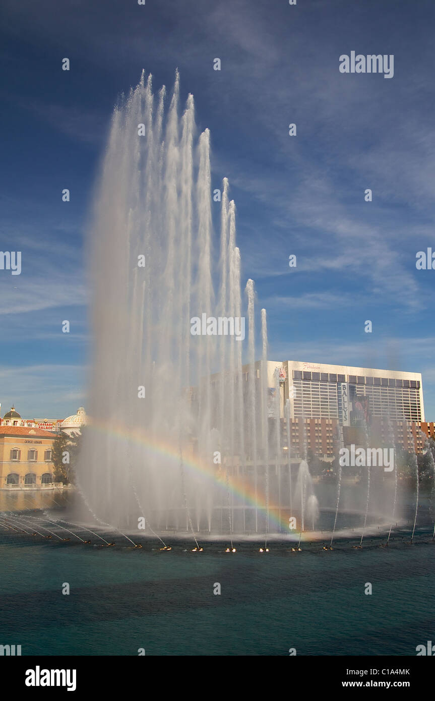 Ein Regenbogen erscheint in der Bellagio Fountains in Las Vegas Stockfoto