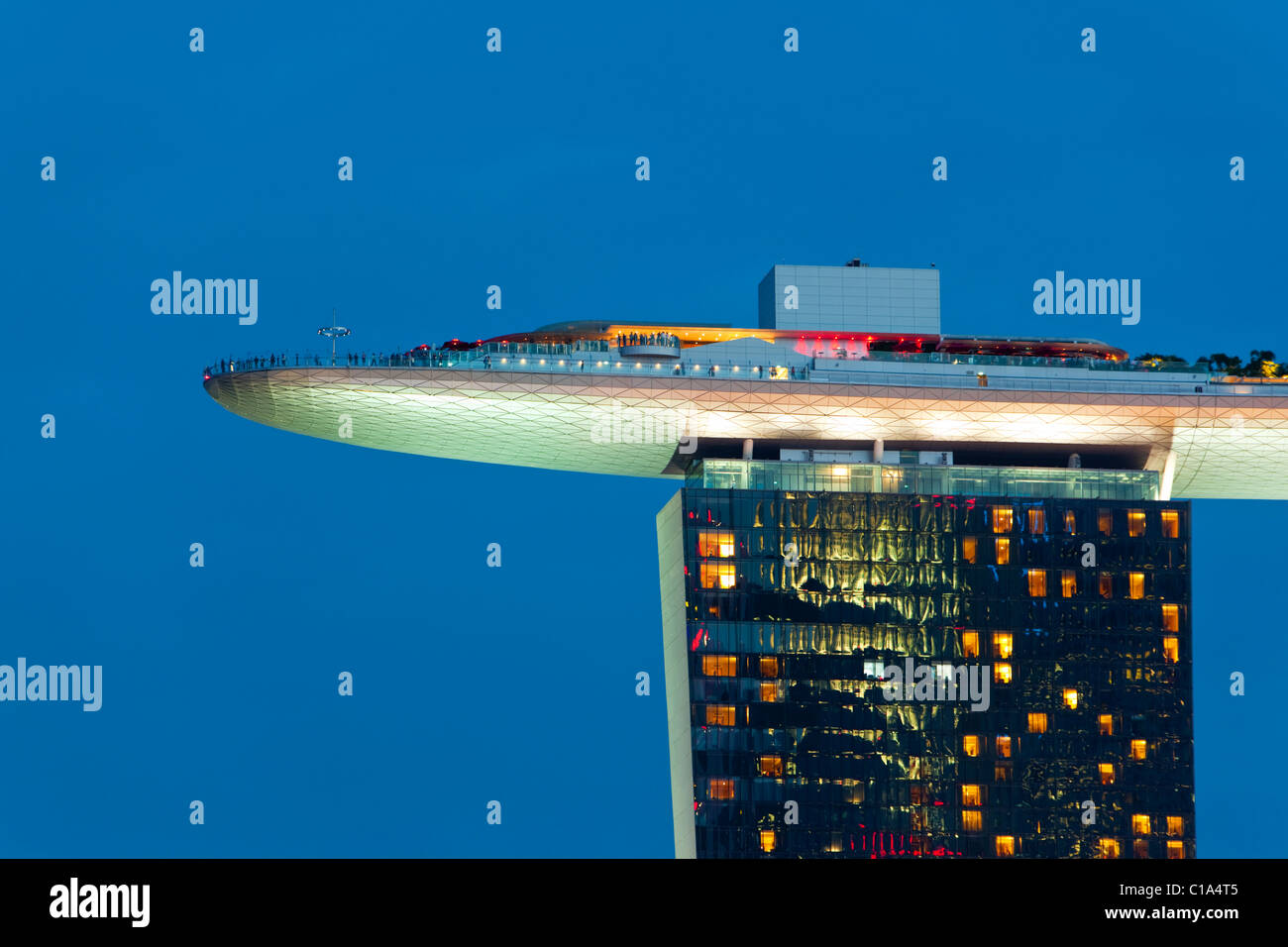 Das Sands SkyPark oben auf dem Marina Bay Sands Hotel.  Marina Bay, Singapur Stockfoto