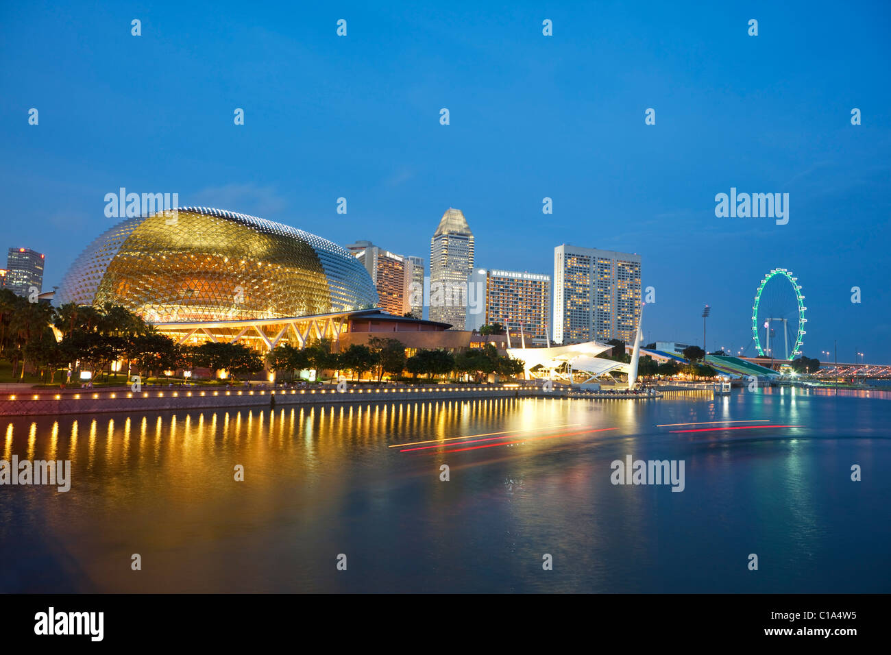 Esplanade - Theater an der Bucht Gebäude und Singapore Flyer in der Abenddämmerung.  Marina Bay, Singapur Stockfoto