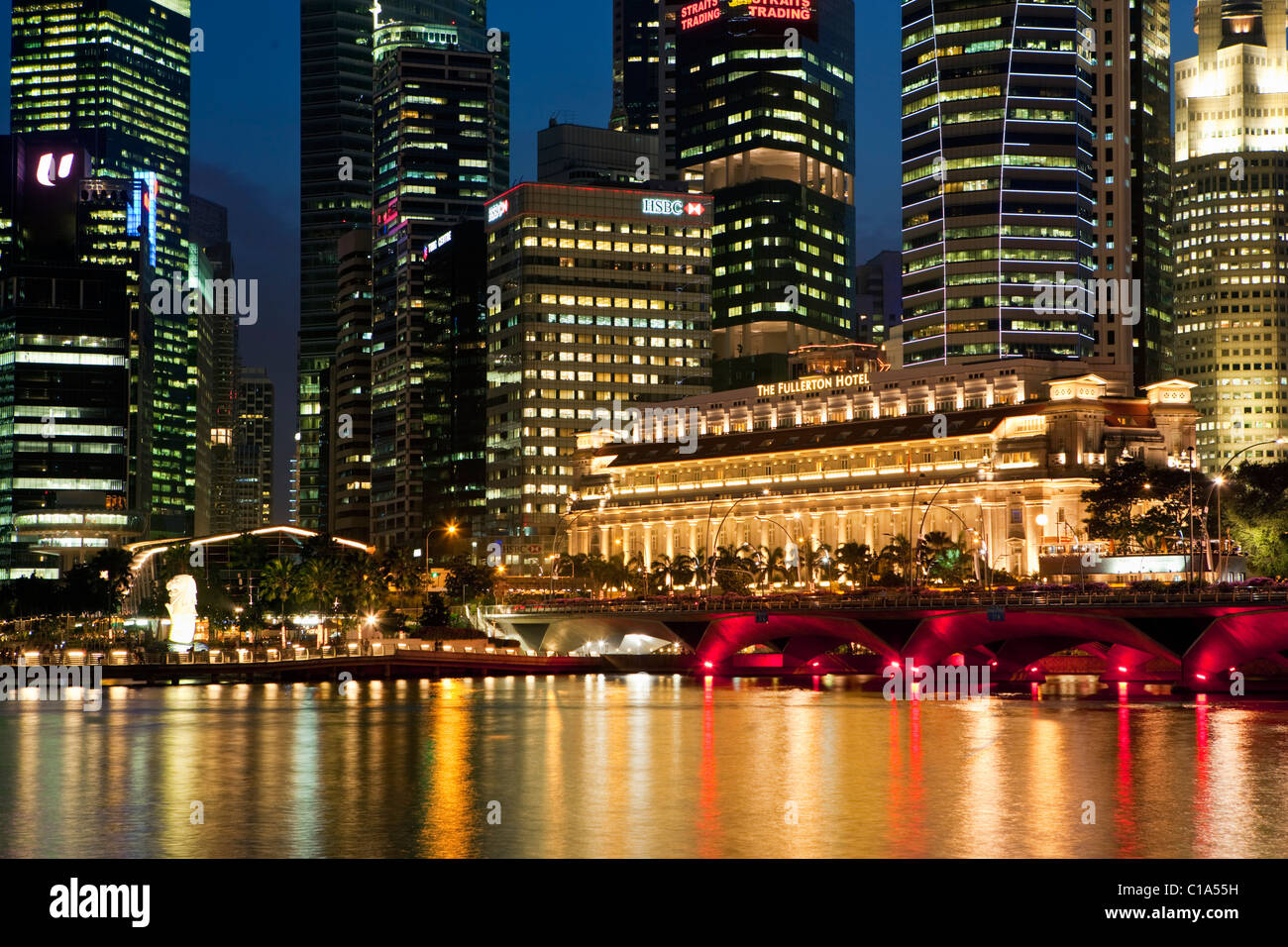 Das Fullerton Hotel und Stadt Skyline bei Nacht.  Marina Bay, Singapur Stockfoto