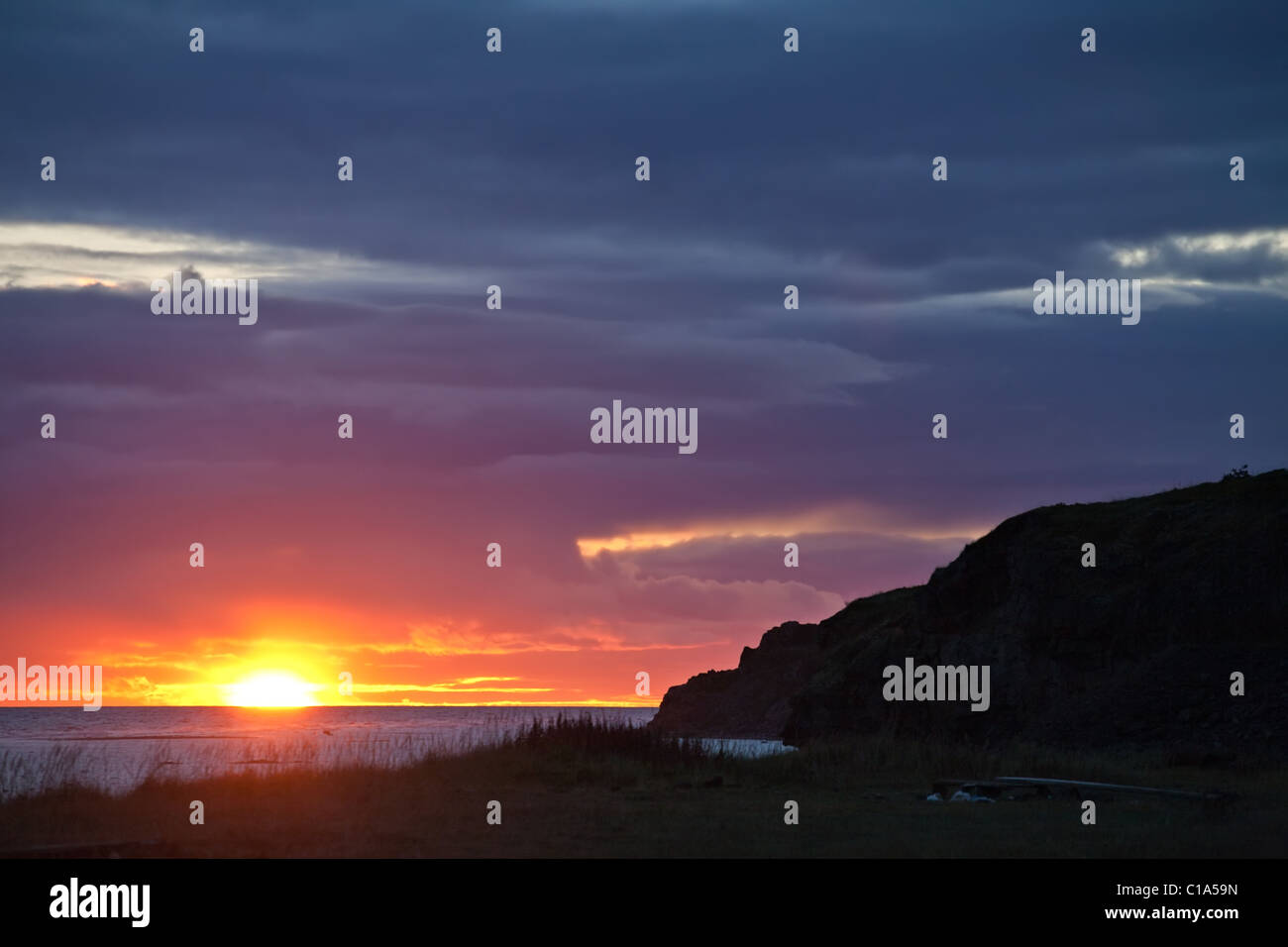 Meer-Landschaft mit einem wunderschönen Sonnenuntergang am bewölkten Himmel Stockfoto