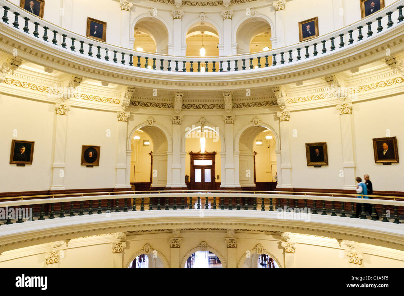 AUSTIN, Texas - Einige Etagen des Balkons mit Blick auf das Atrium unter der Kuppel des Texas State Capitol Building in Austin, Texas. Stockfoto