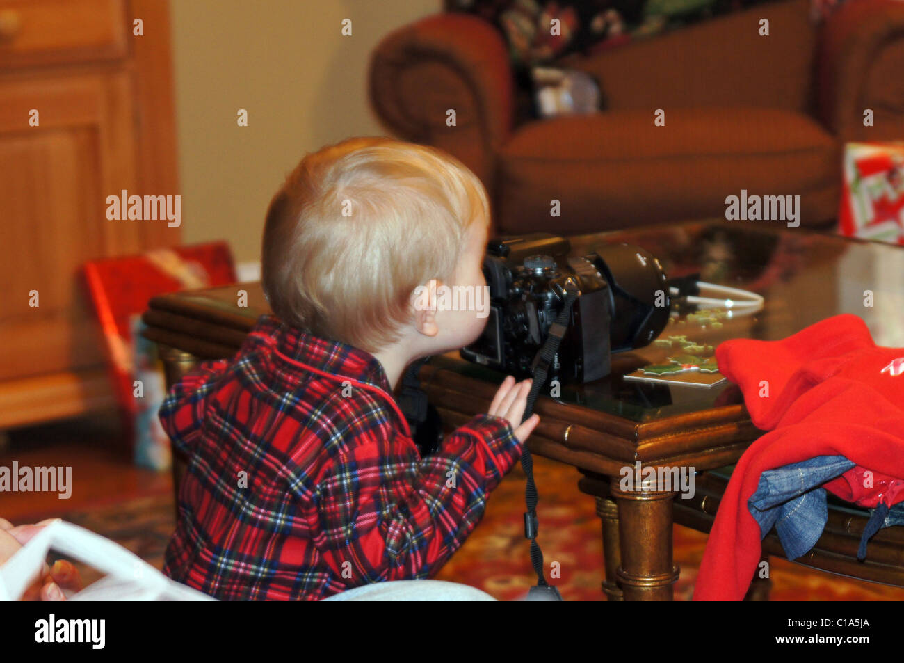 Junge durch den Suchermodus der Kamera zu Weihnachten suchen. Stockfoto
