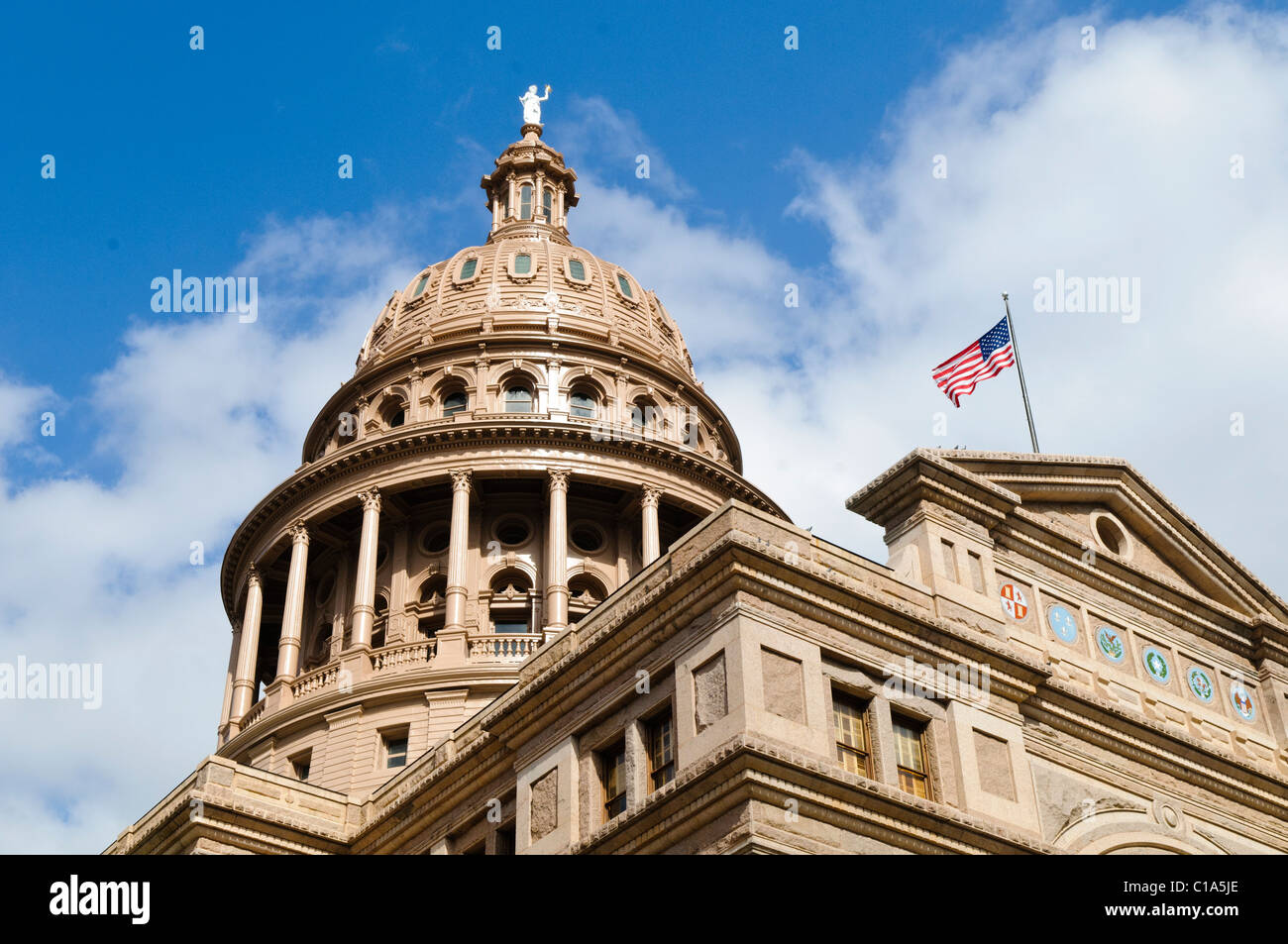 AUSTIN, Texas, USA – Kuppel des Kapitolgebäudes des Bundesstaates Texas in Austin, Texas. Mit einer Höhe von 308 m ist es die höchste der US-Bundeshauptstädte und das einzige größere Gebäude der amerikanischen Legislative ist das US-Kapitol in Washington DC, das von Elijah E. Myers entworfen und in den 1880er Jahren gebaut wurde. das Gebäude steht im National Register of Historic Places und ist als National Historic Landmark ausgewiesen. Das Gebäude wurde im Stil der italienischen Renaissance erbaut. Stockfoto