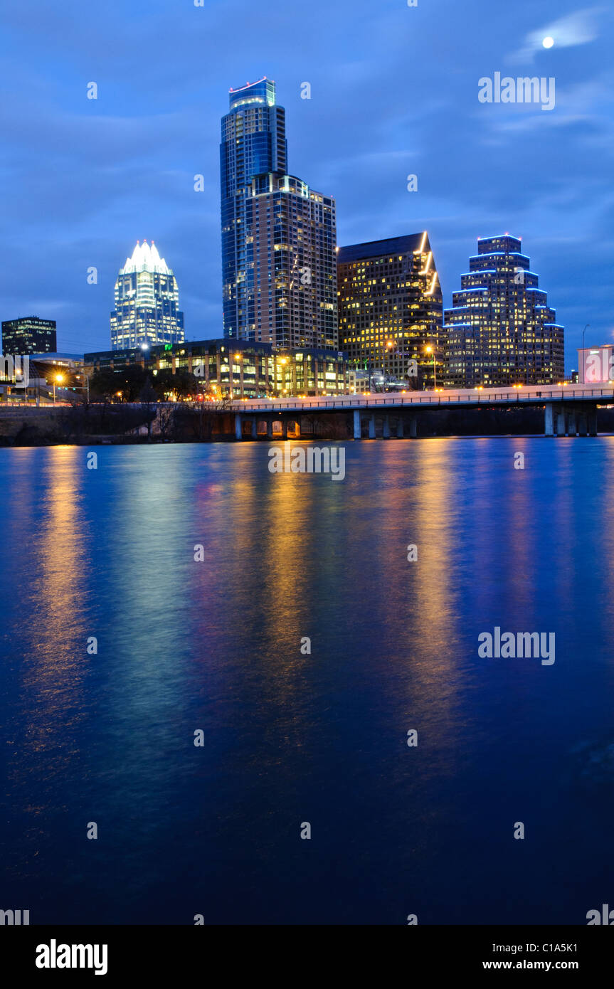 Die Skyline der Innenstadt von Austin, Texas, wie vom Stadtsee gesehen. Stockfoto